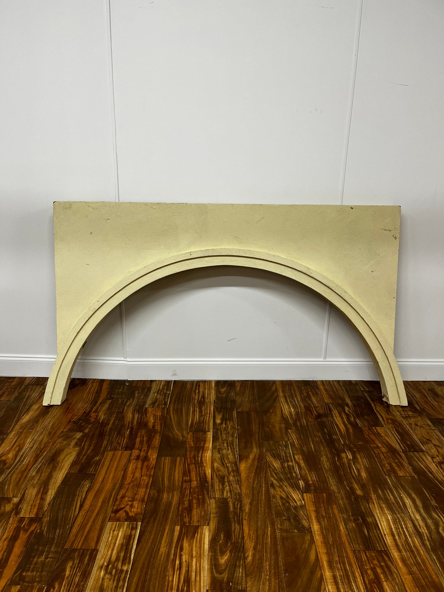 TEXTURED ARCH WITH TRIM