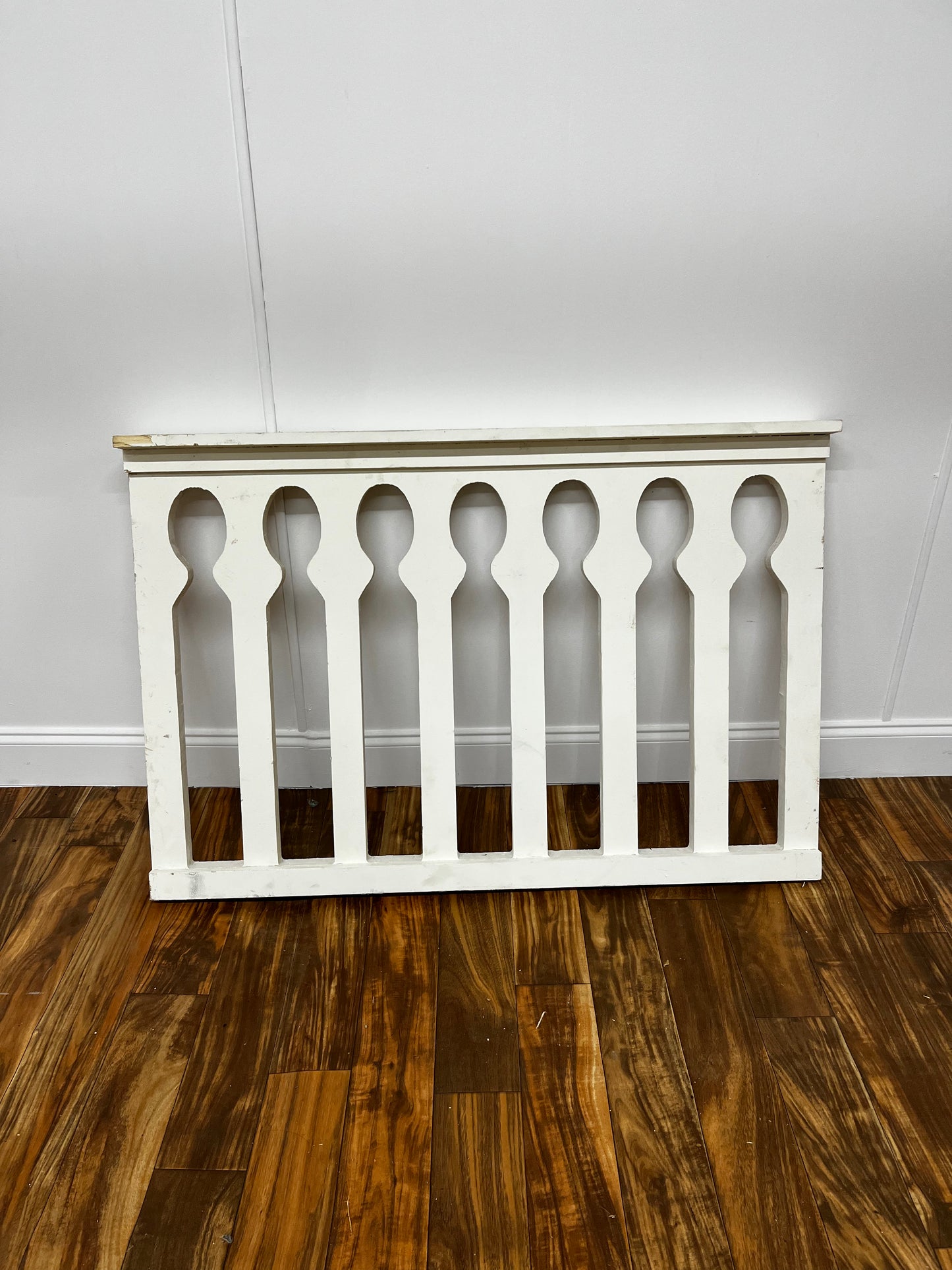 WHITE KEYHOLE FENCE