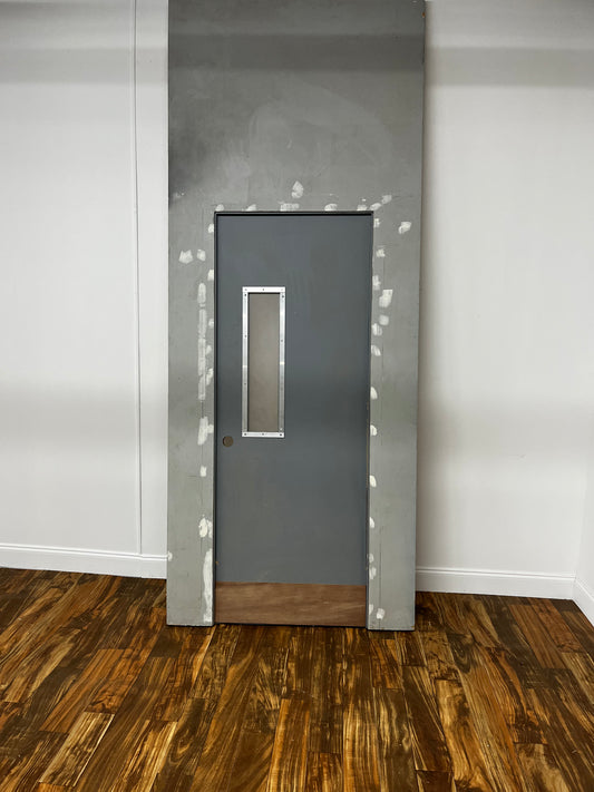 LARGE FLAT WITH DOOR WITH FRAME WINDOW