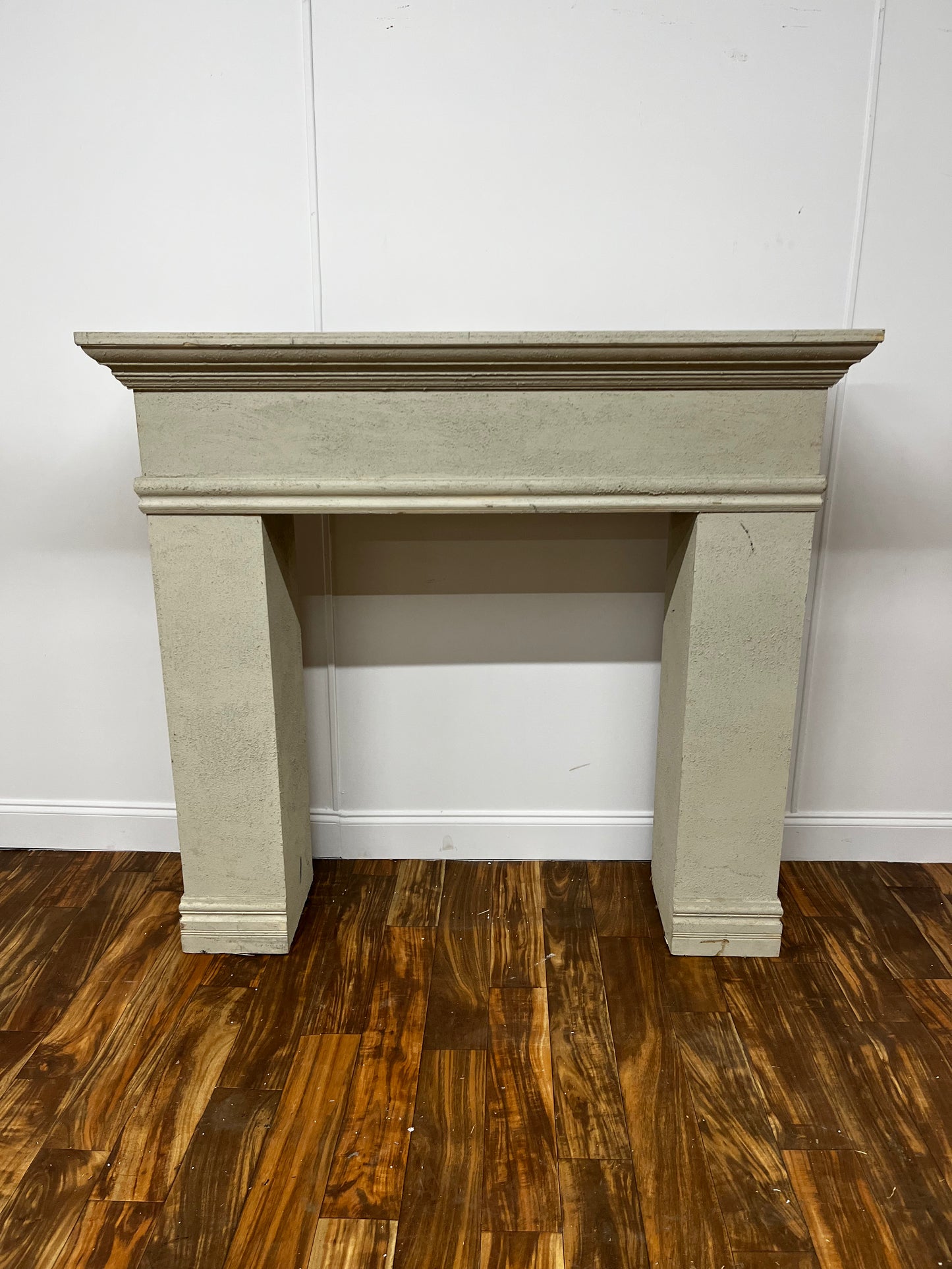 TEXTURED FINISH FIREPLACE MANDLE