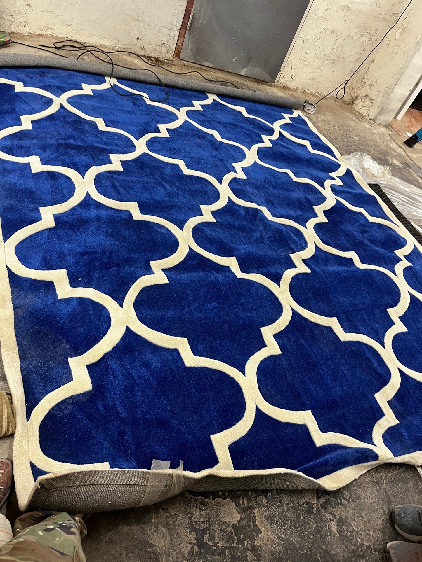 ROYAL BLUE AND IVORY QUATREFOIL PATTERN AREA RUG