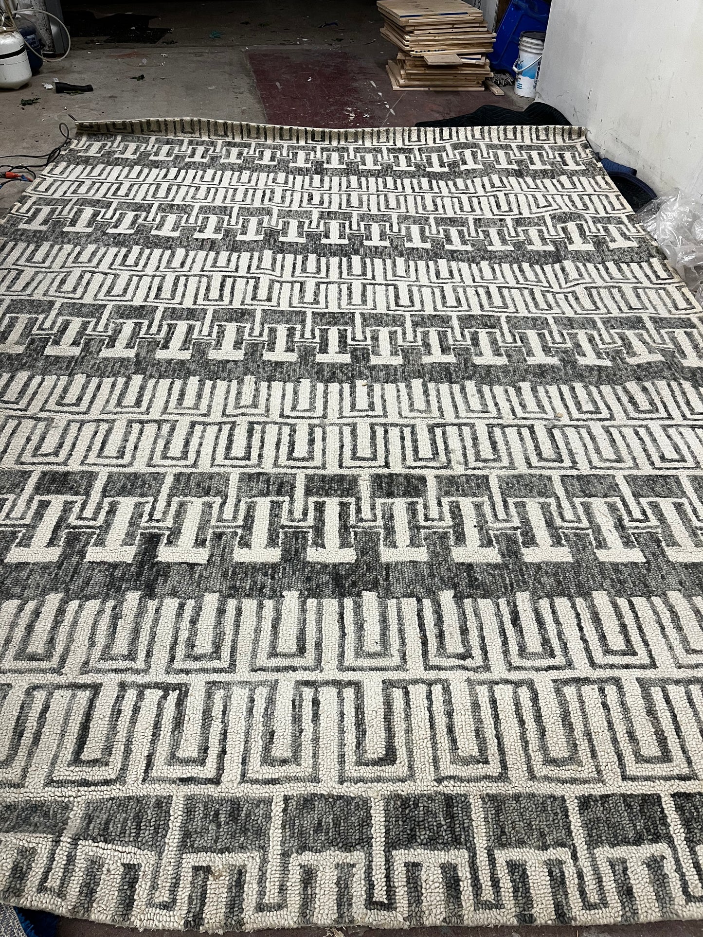 GRAY GEOMETRIC PATTERN AREA RUG