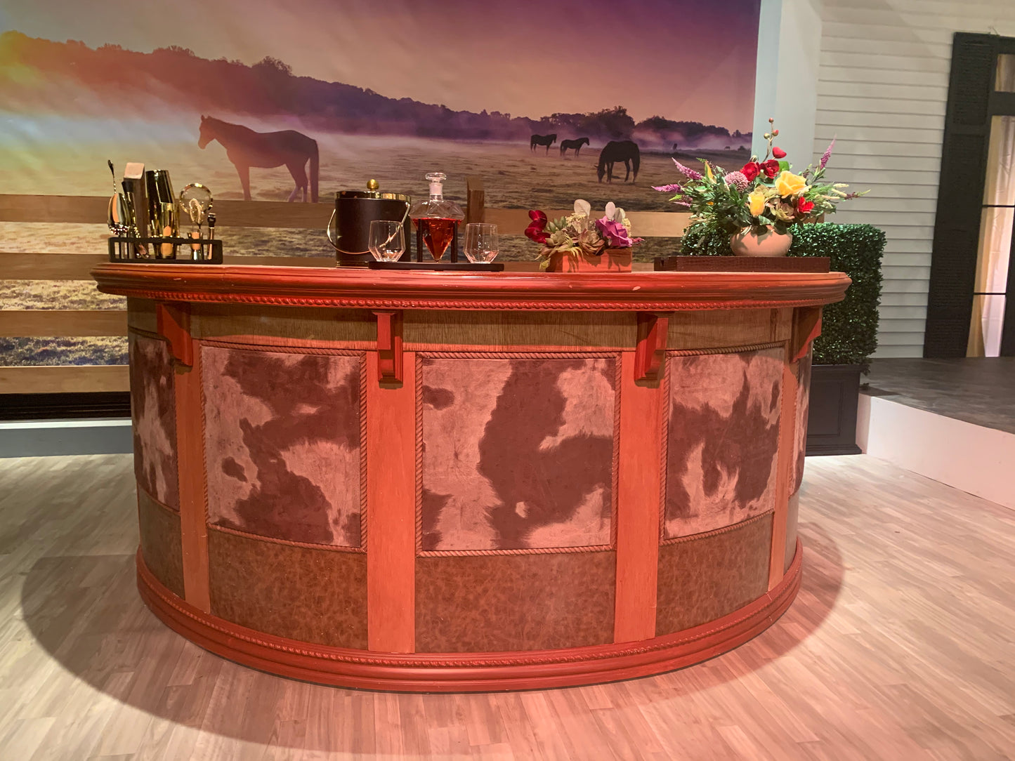 HALF ROUND WESTERN COWHIDE BAR