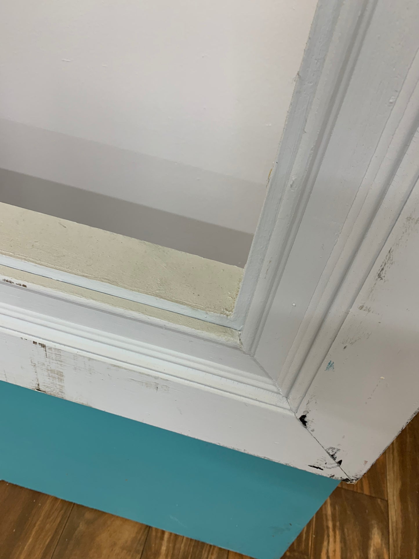 WHITE WINDOW FRAME WITH MOULDING