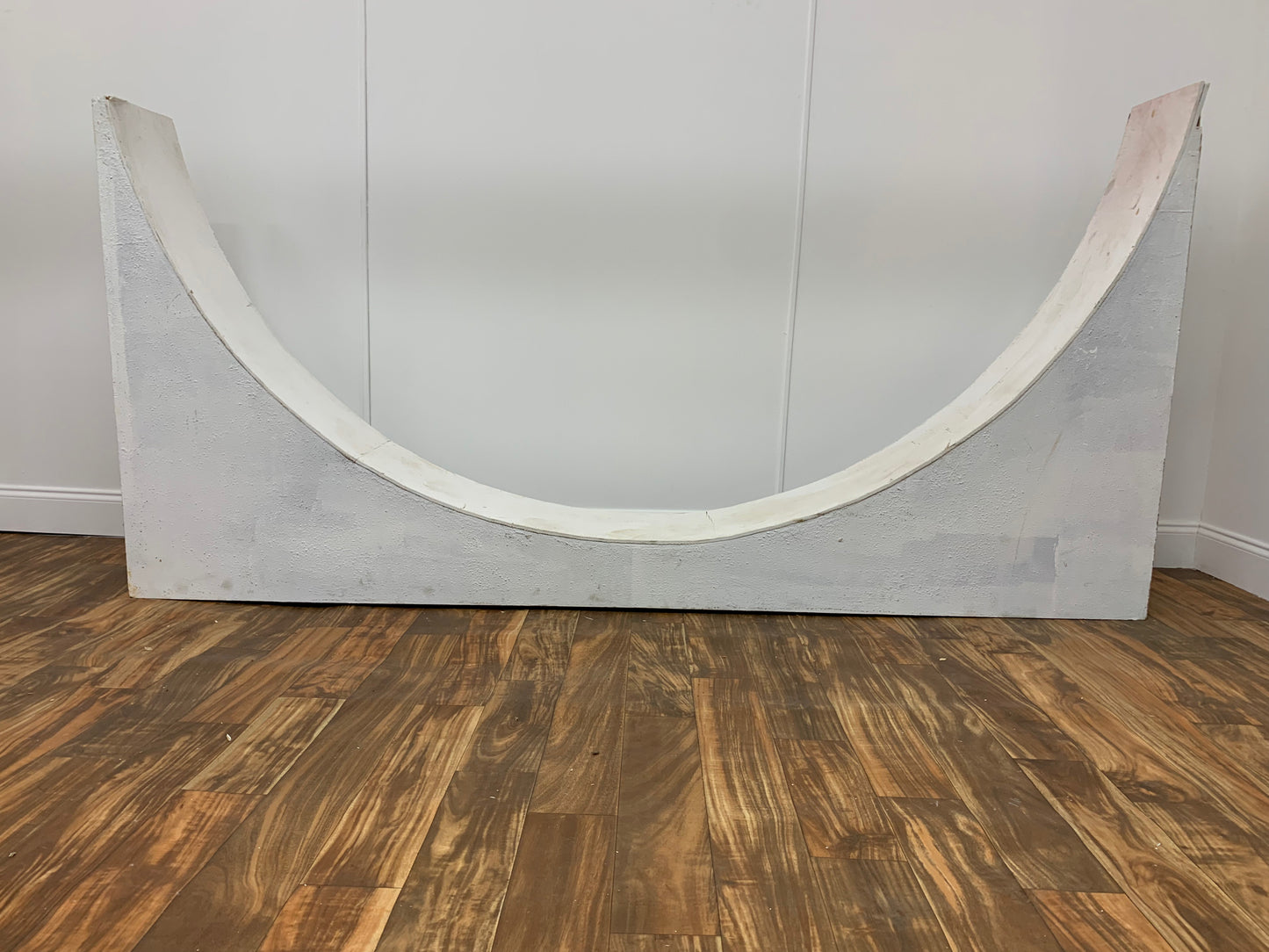 WHITE TEXTURED CONVEX ARCHWAY