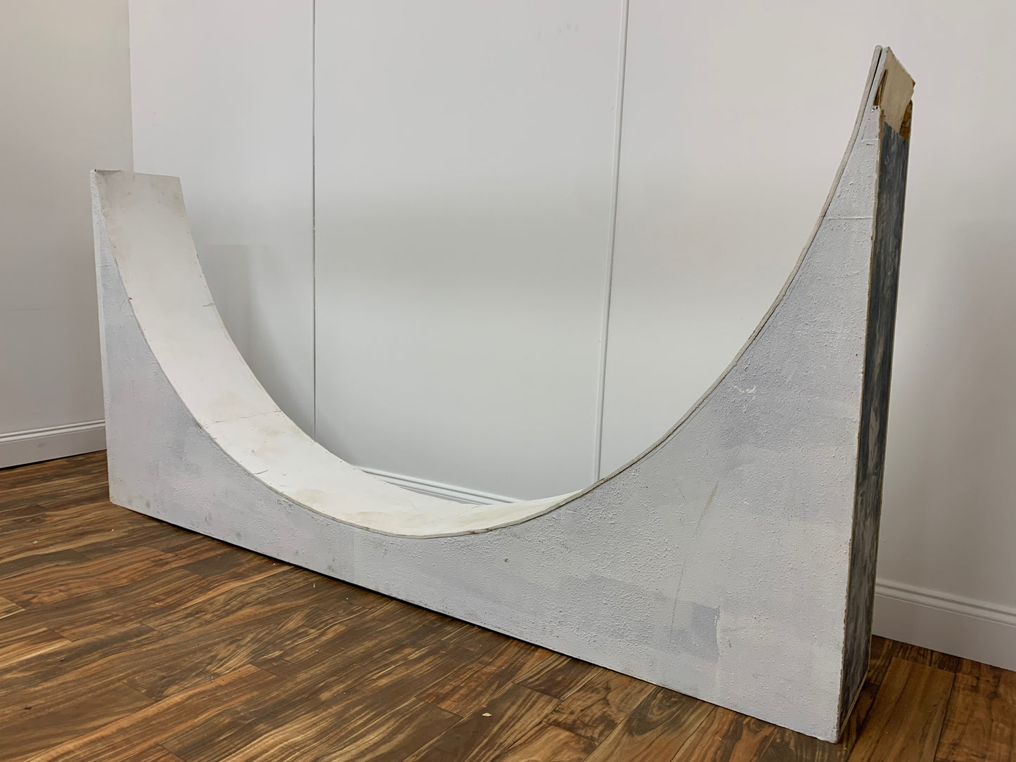 WHITE TEXTURED CONVEX ARCHWAY