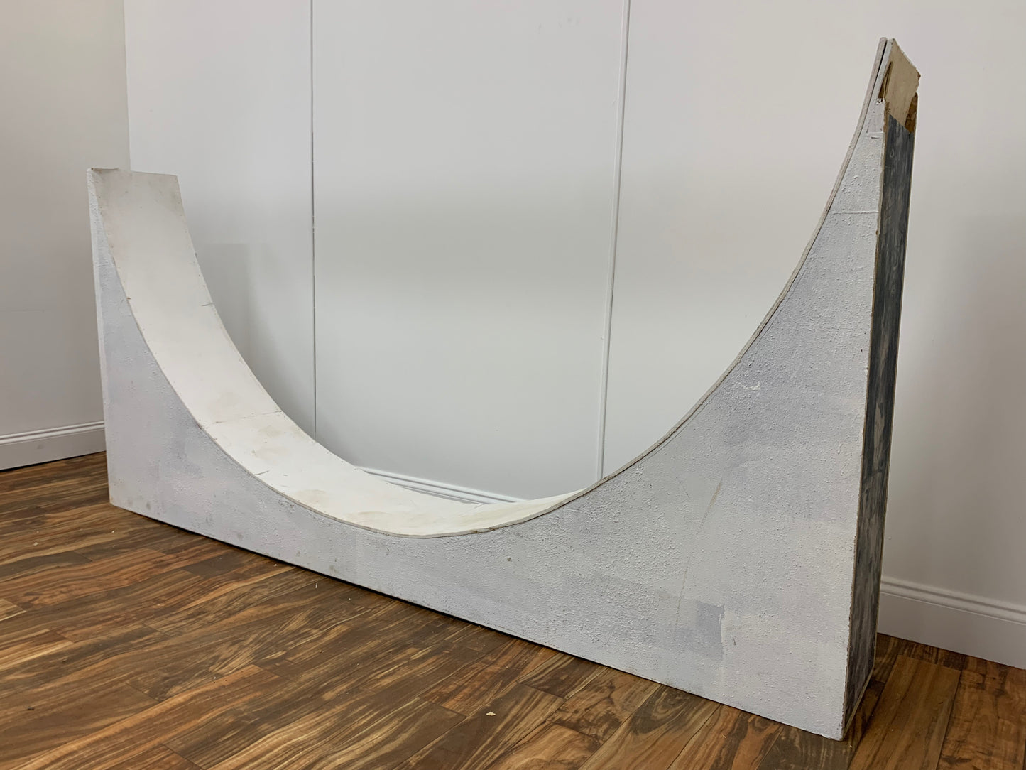 WHITE TEXTURED CONVEX ARCHWAY