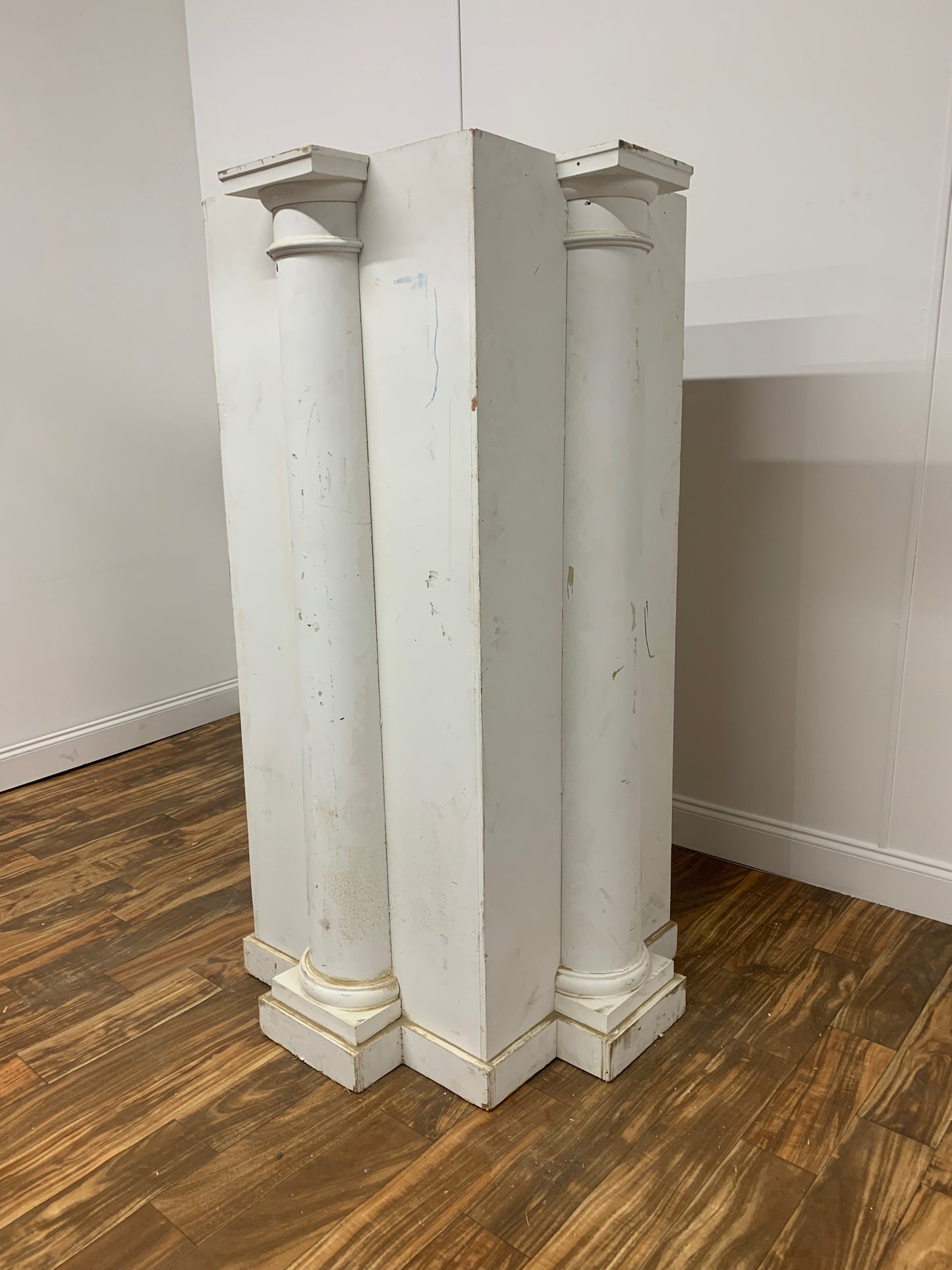WHITE COLUMNS ON BOX (SELF STANDING)