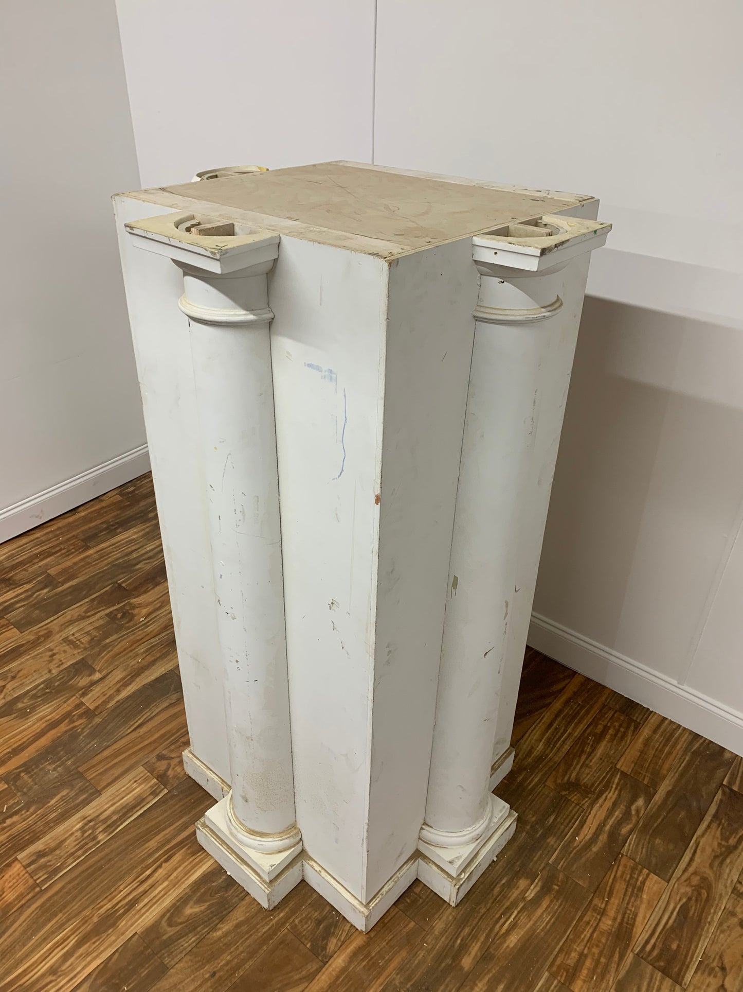 WHITE COLUMNS ON BOX (SELF STANDING)