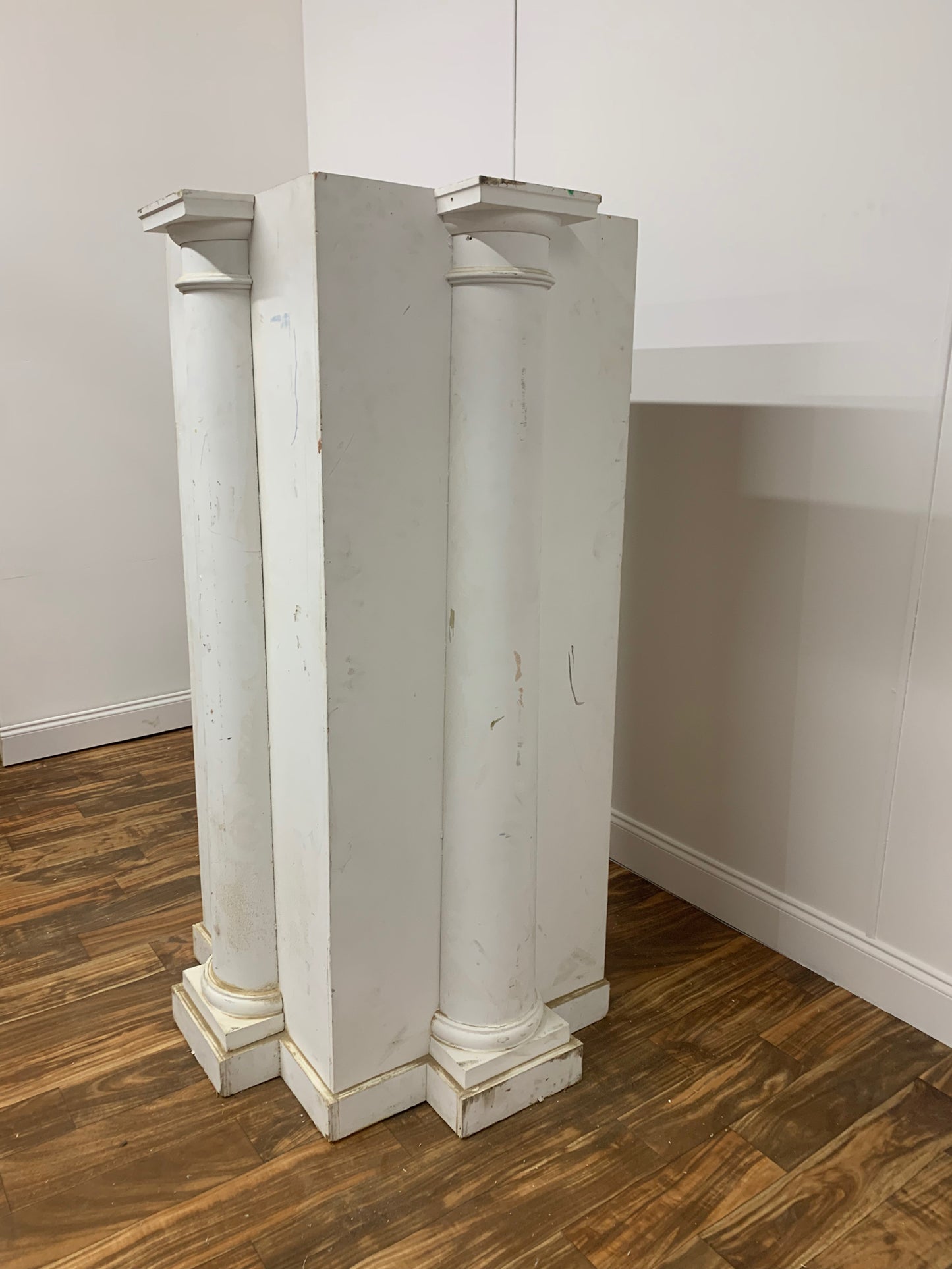 WHITE COLUMNS ON BOX (SELF STANDING)