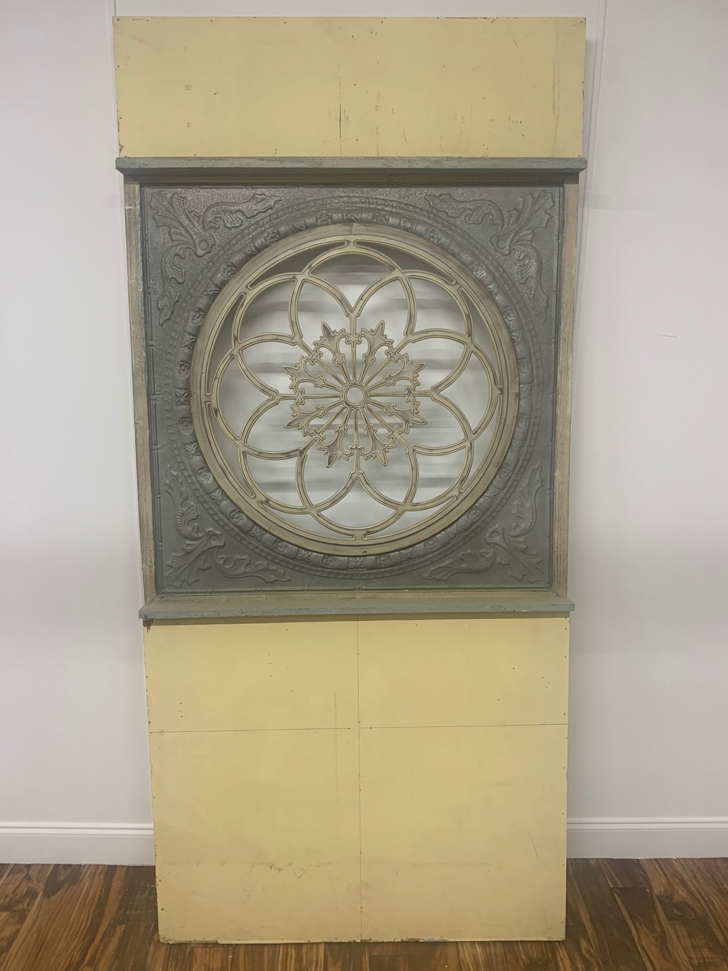 ORNATE CIRCULAR TRANSOM WINDOW