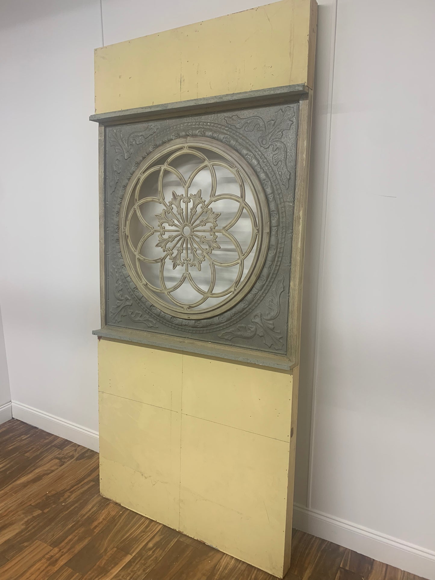 ORNATE CIRCULAR TRANSOM WINDOW