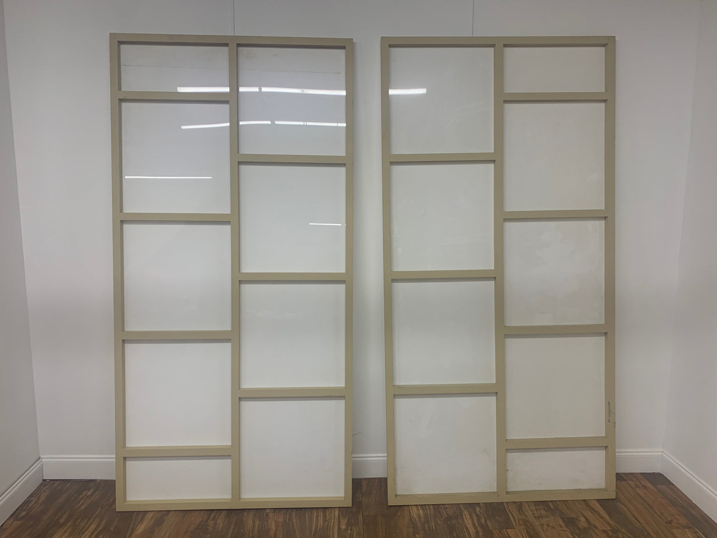 WOOD AND MILK PLEXI FRAME WALL