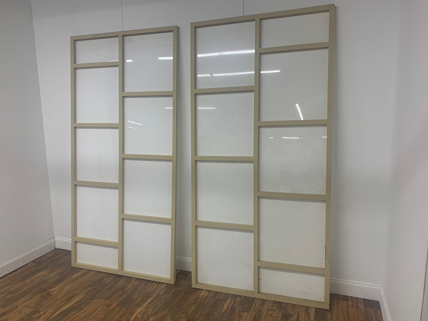 WOOD AND MILK PLEXI FRAME WALL
