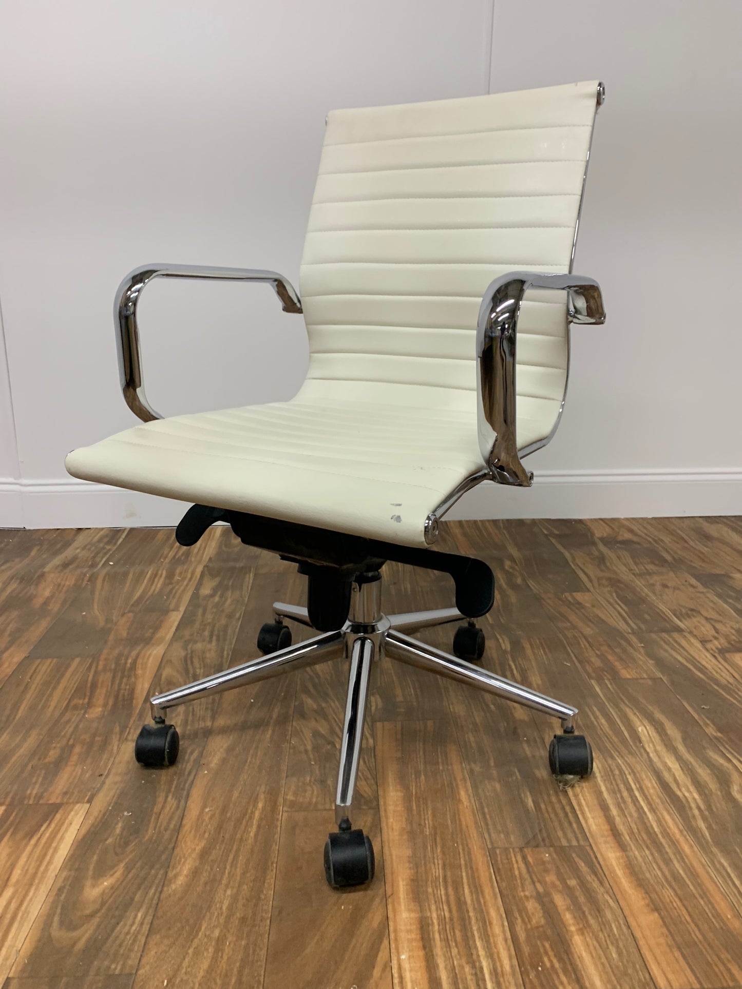 WHITE LEATHER SWIVEL CHAIR WITH CHROME ROLLER LEGS
