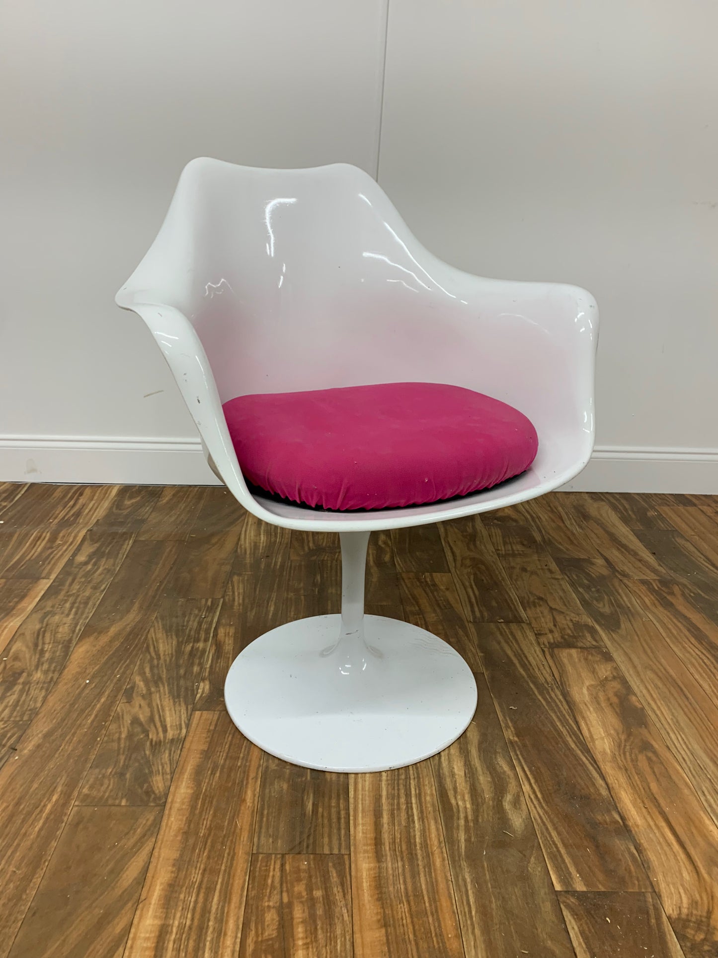 WHITE PLASTIC SWIVEL CHAIR WITH BLACK SEAT