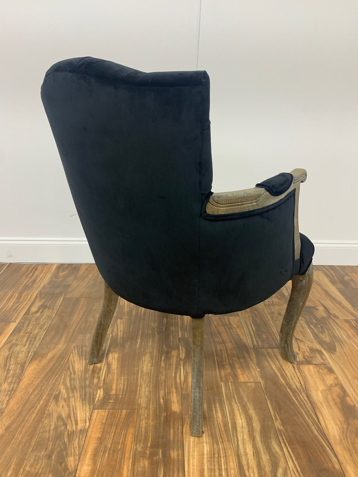BLACK VELVET TUFTED VICTORIAN STYLE ACCENT ARM CHAIR