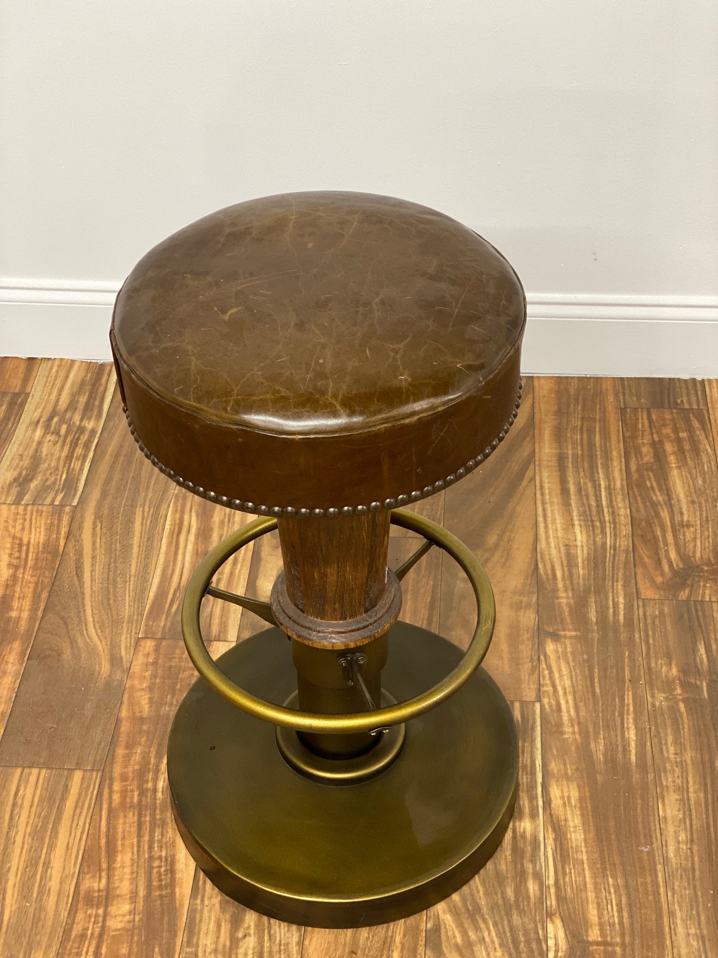 BROWN LEATHER BAR STOOL WITH RIVETS