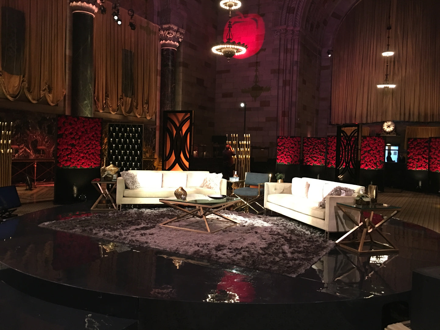 RED ROSE FLOWER BOX WALL