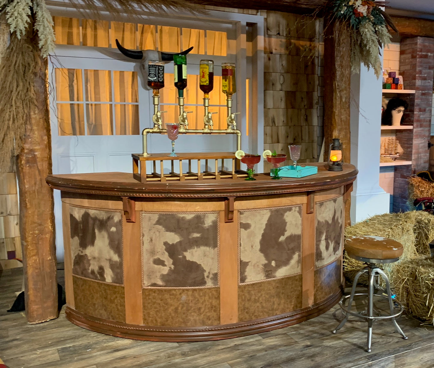 HALF ROUND WESTERN COWHIDE BAR