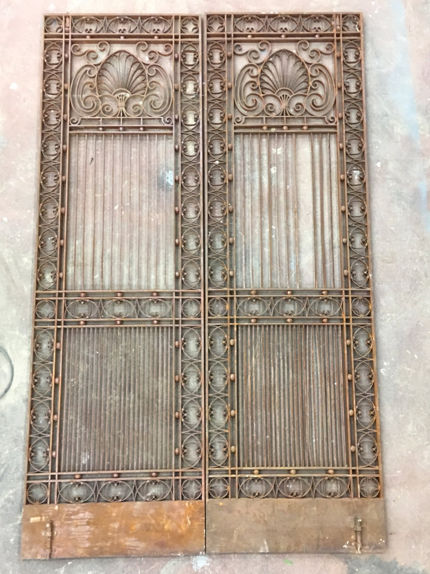 ANTIQUE IRON GATES - WHITE