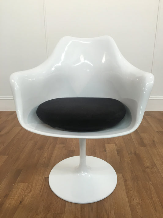 WHITE PLASTIC SWIVEL CHAIR WITH BLACK SEAT