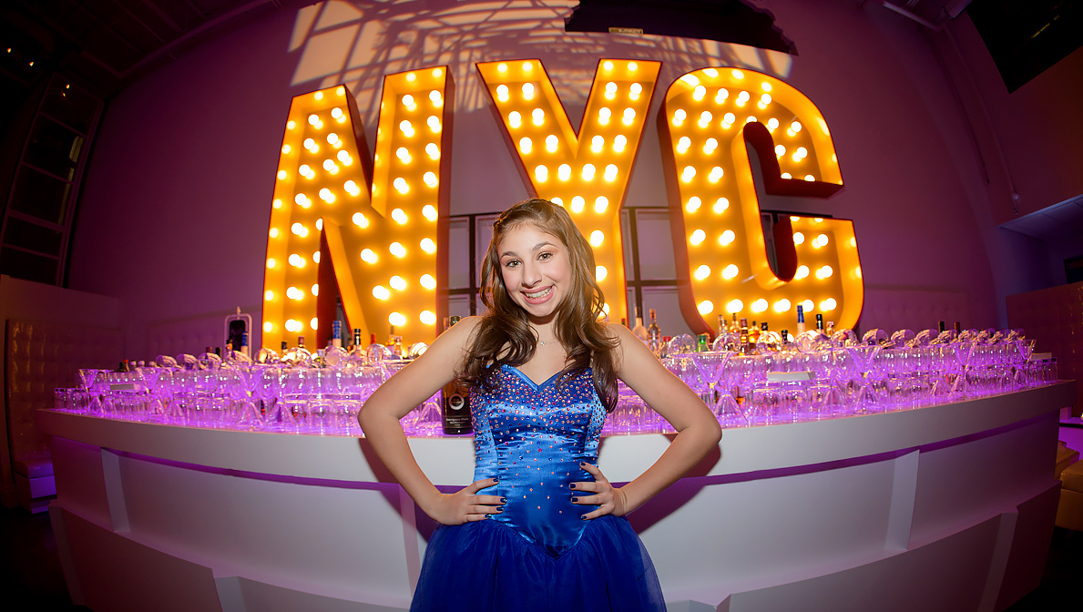 OVERSIZE NYC BIG APPLE MARQUEE