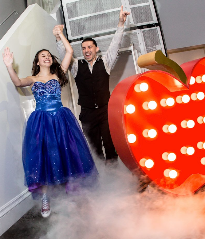 OVERSIZE NYC BIG APPLE MARQUEE