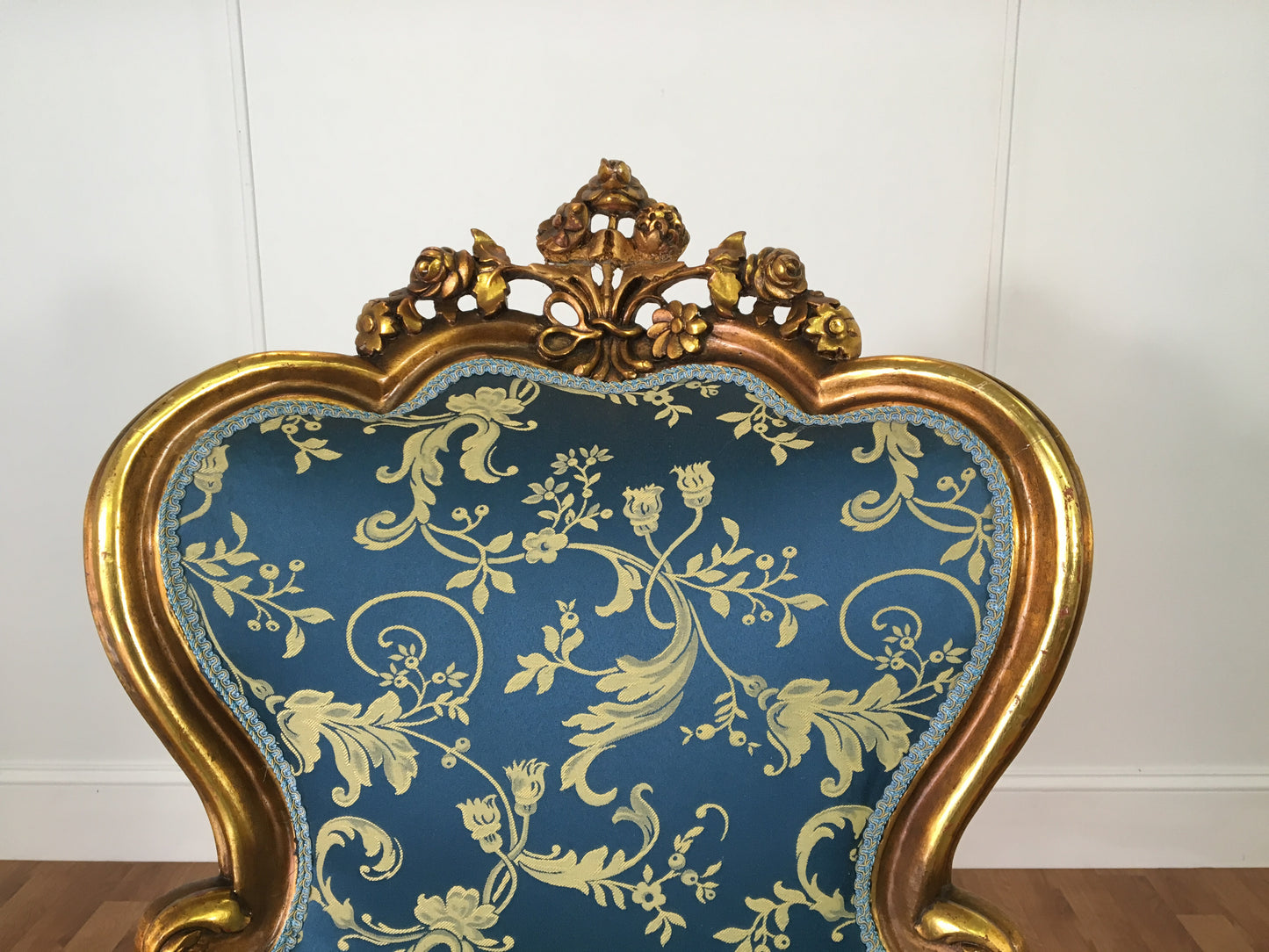 ORNATE VICTORIAN BLUE AND GOLD WINGBACK CHAIR