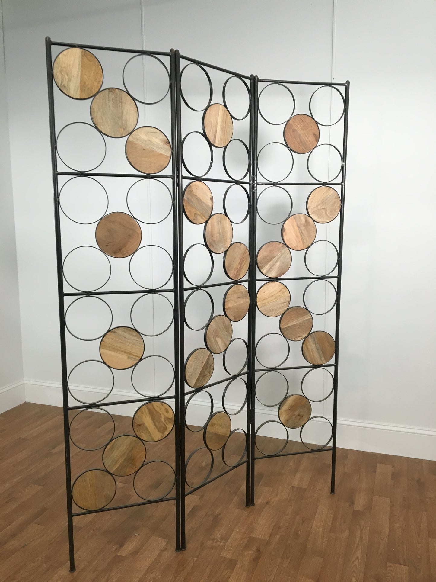 FOLDING ROOM DIVER, CIRCULAR PATTERN