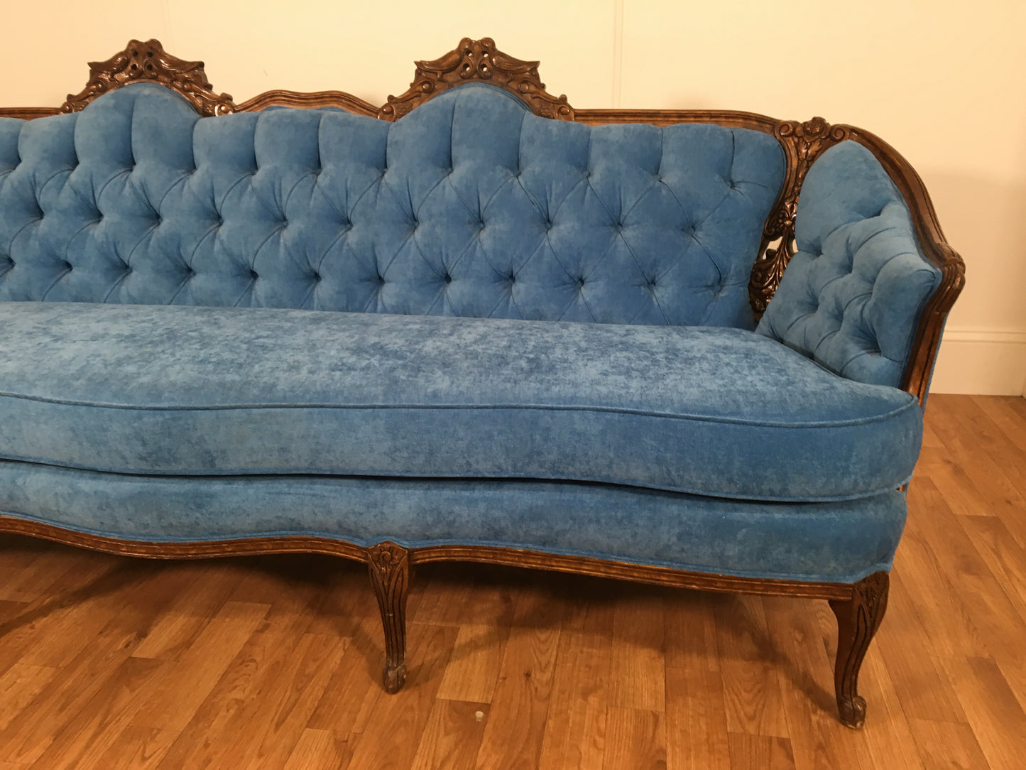 ORNATE BLUE VELVET COUCH