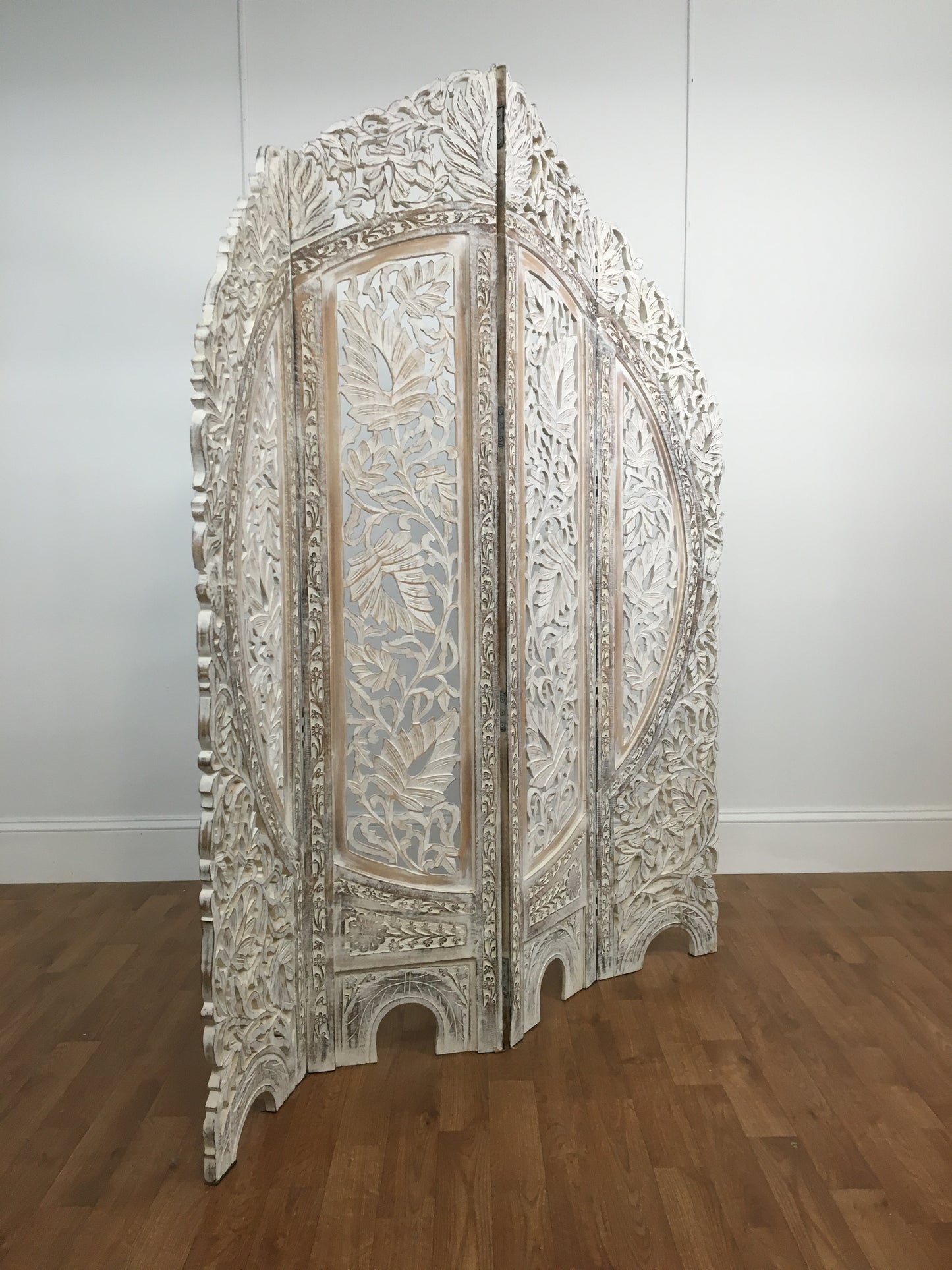 ORNATE CARVED WOODEN ROOM DIVIDER