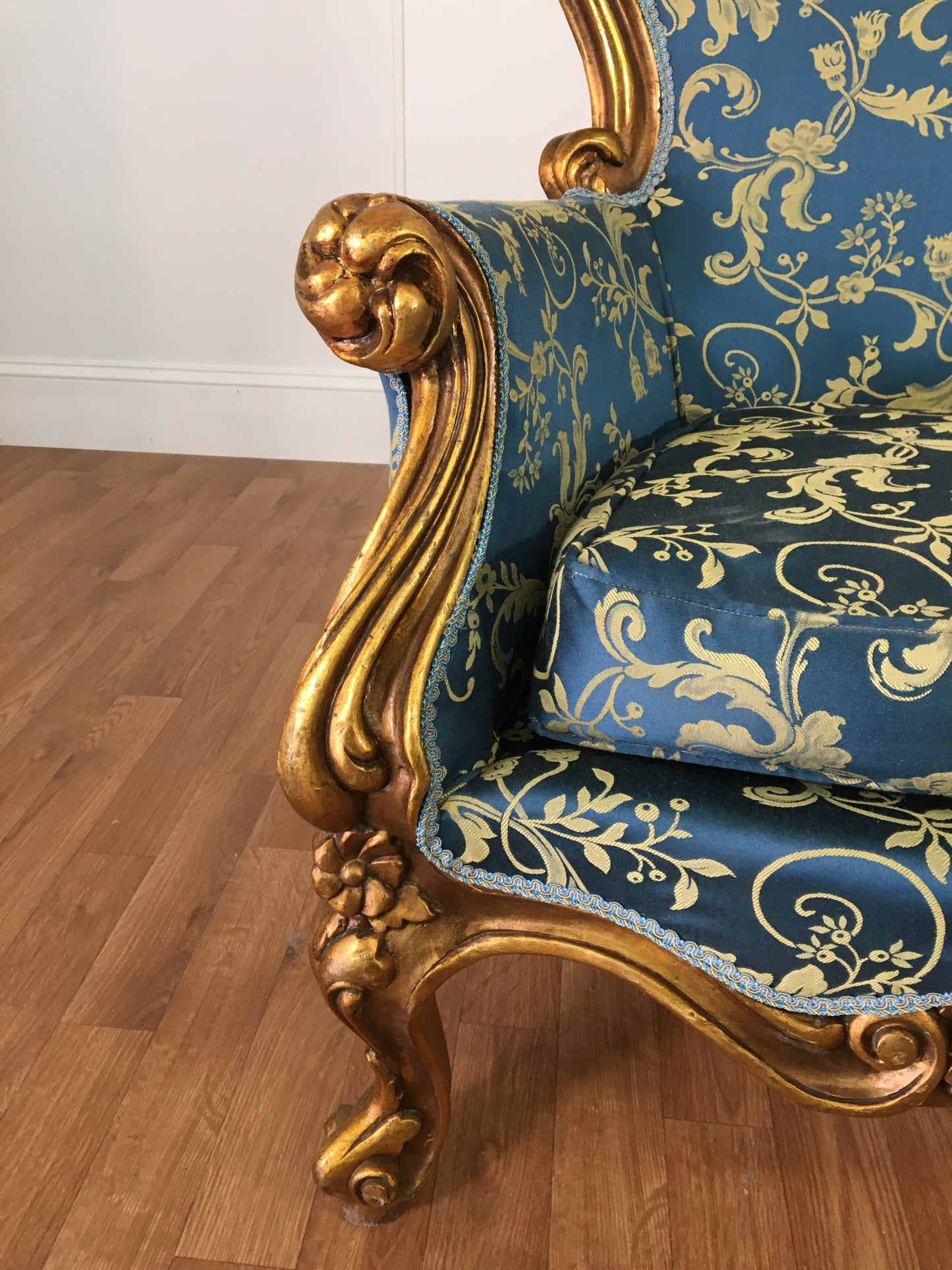 ORNATE VICTORIAN BLUE AND GOLD WINGBACK CHAIR