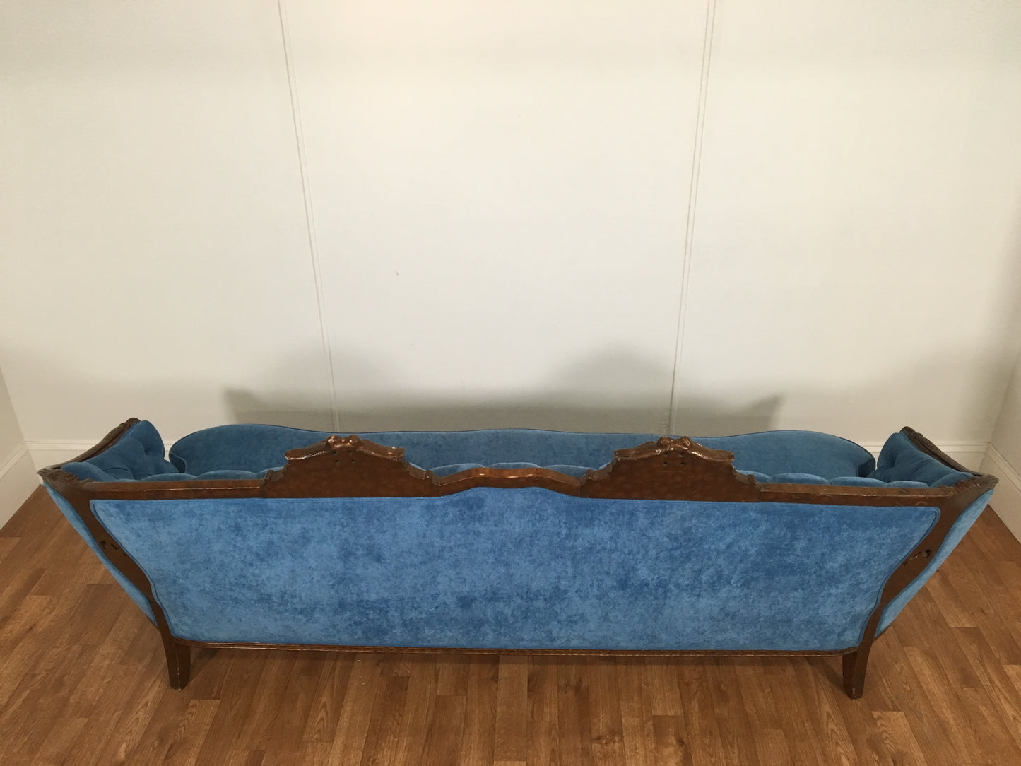 ORNATE BLUE VELVET COUCH