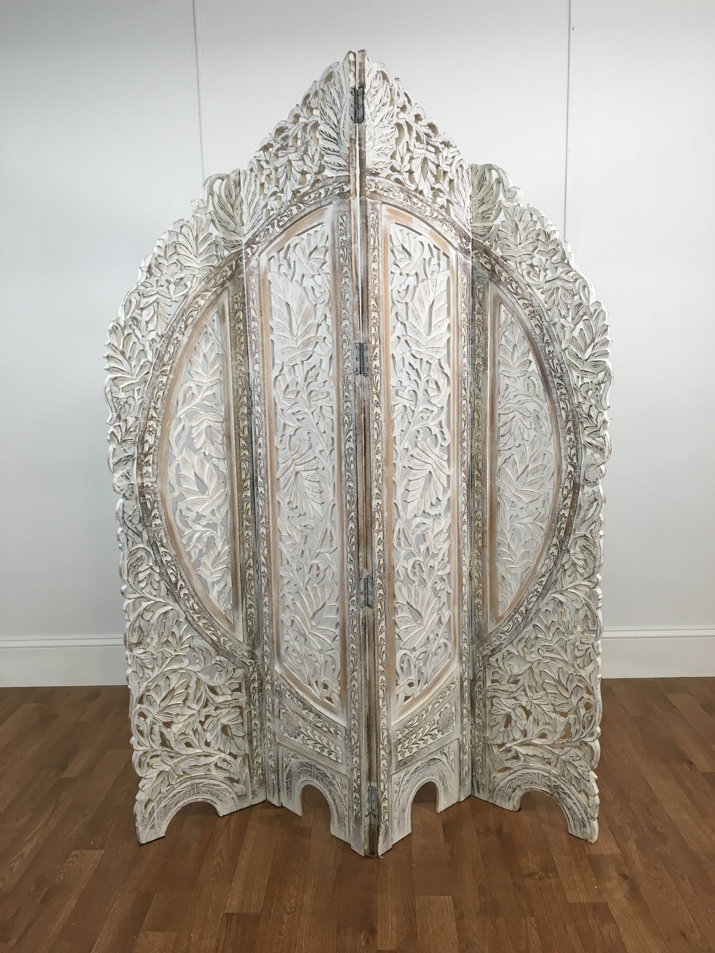 ORNATE CARVED WOODEN ROOM DIVIDER