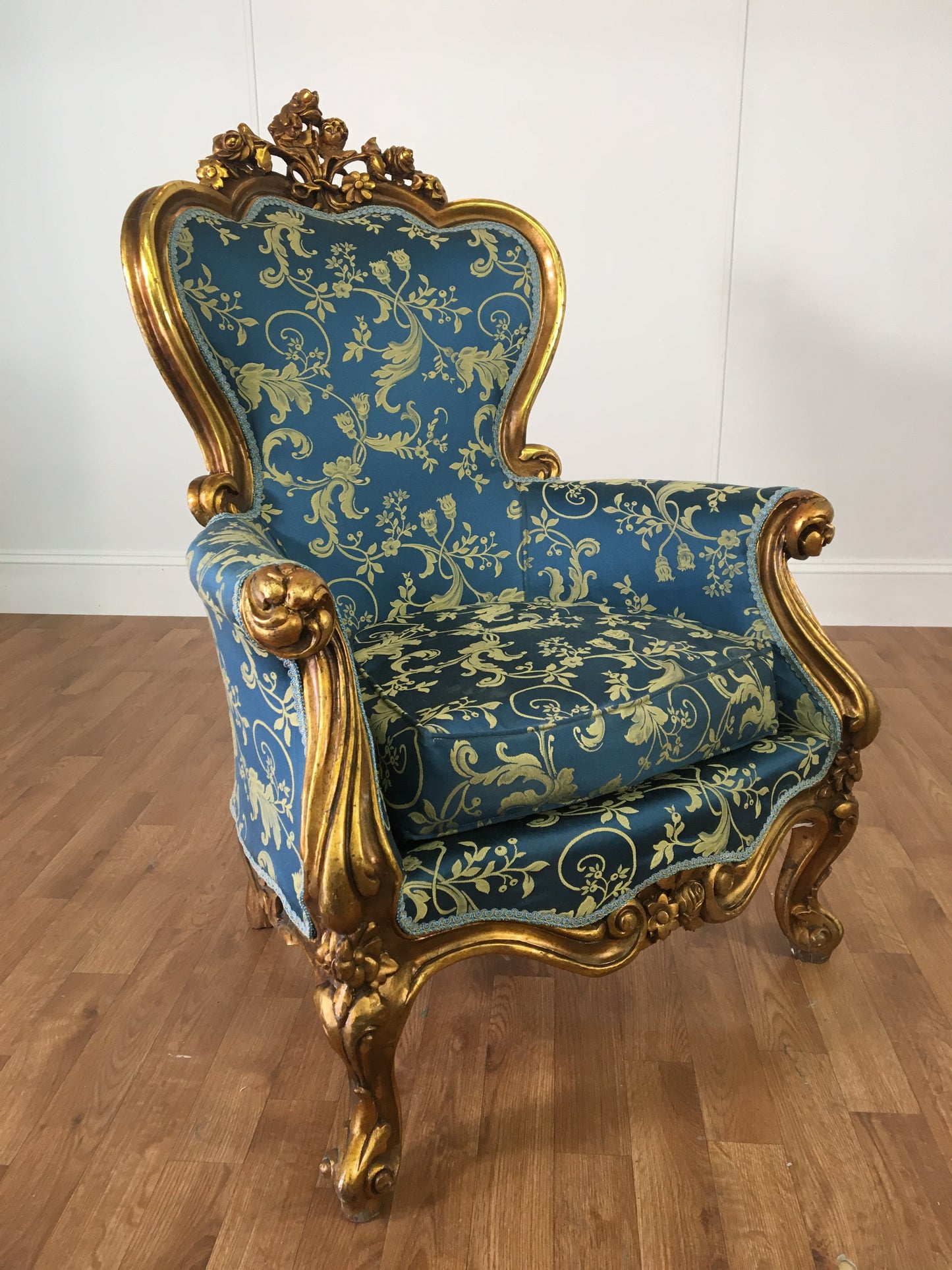 ORNATE VICTORIAN BLUE AND GOLD WINGBACK CHAIR