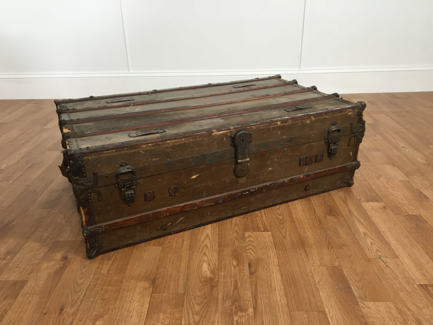 RUSTIC VINTAGE CHEST