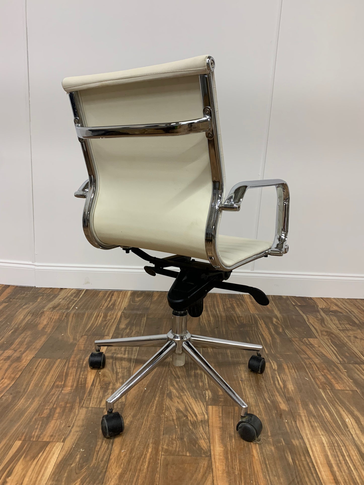 WHITE LEATHER SWIVEL CHAIR WITH CHROME ROLLER LEGS
