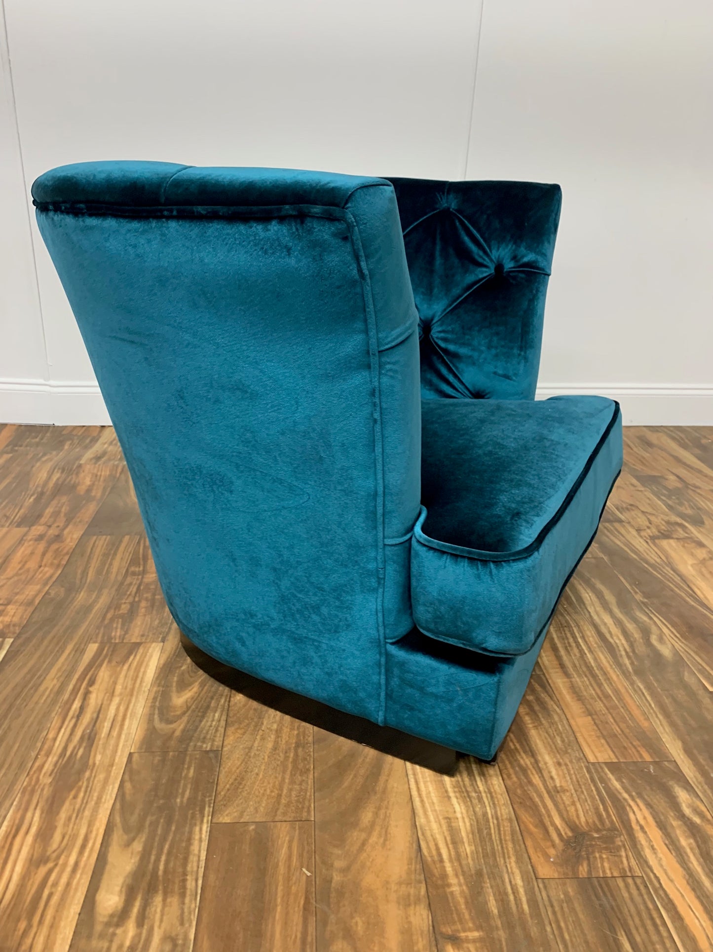 TEAL TUFTED VELVET ARM CHAIR