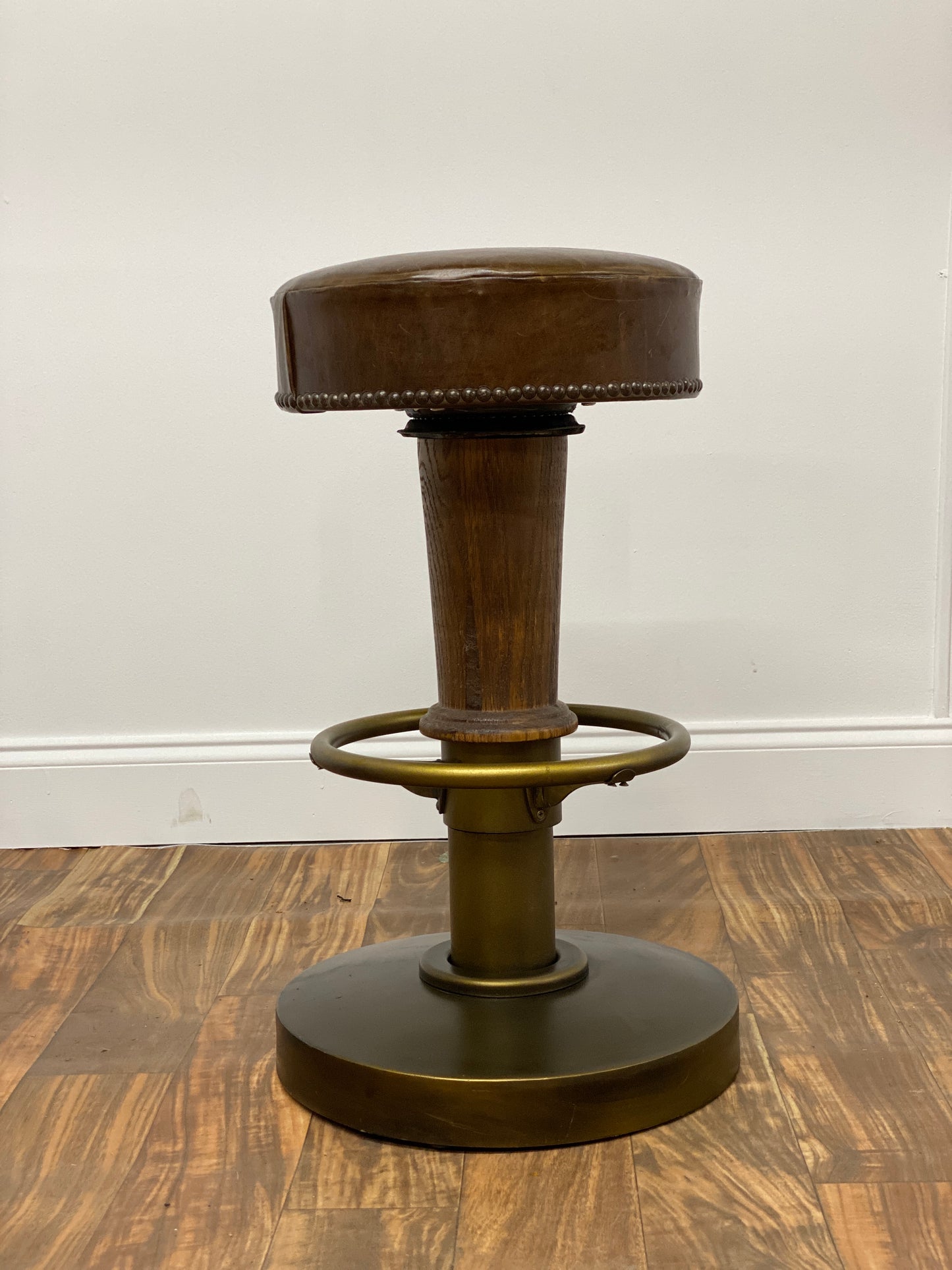 BROWN LEATHER BAR STOOL WITH RIVETS
