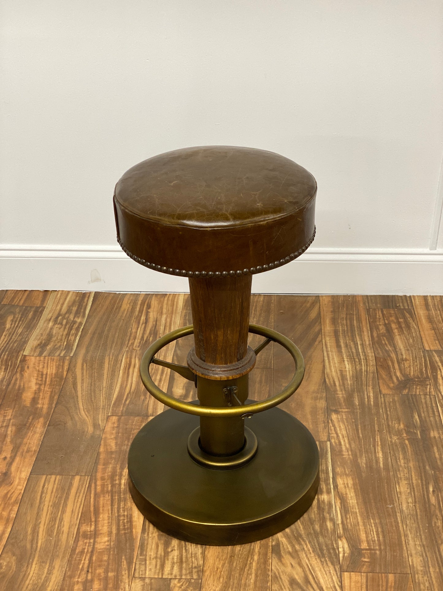 BROWN LEATHER BAR STOOL WITH RIVETS