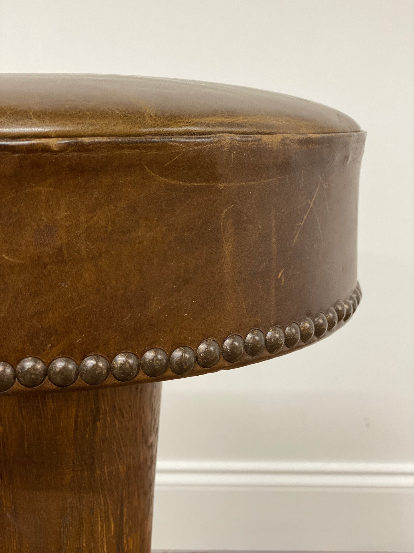BROWN LEATHER BAR STOOL WITH RIVETS