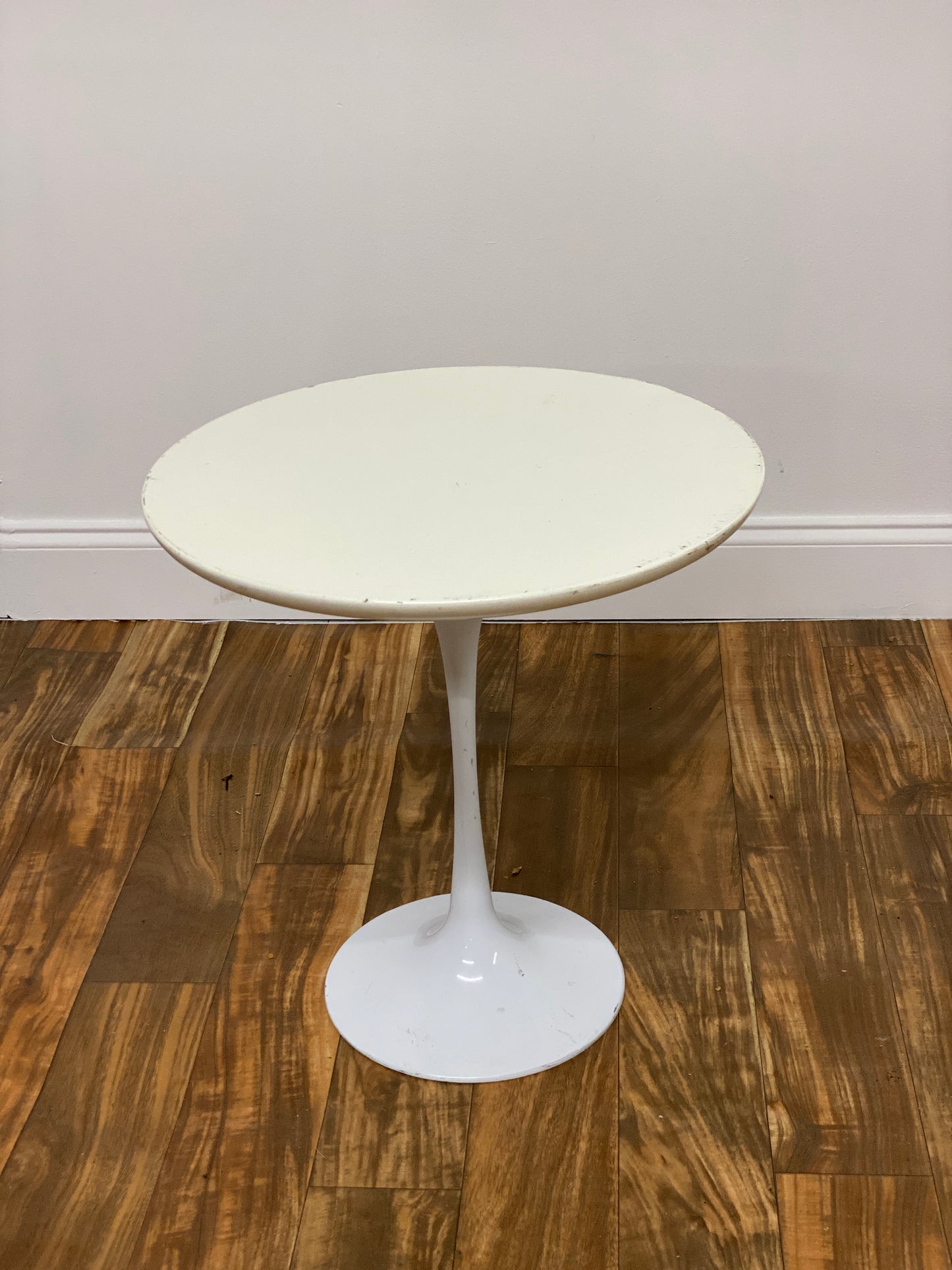 ROUND WHITE SIDE TABLE