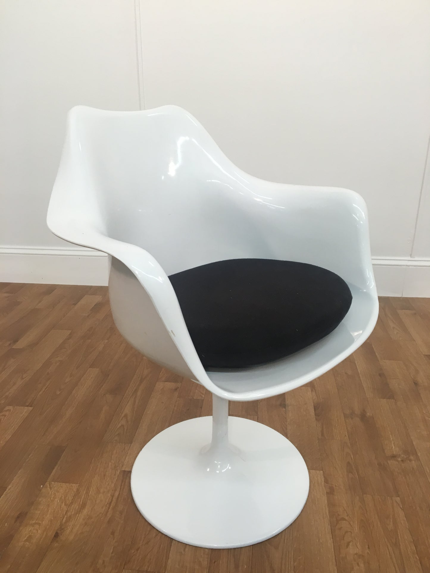 WHITE PLASTIC SWIVEL CHAIR WITH BLACK SEAT