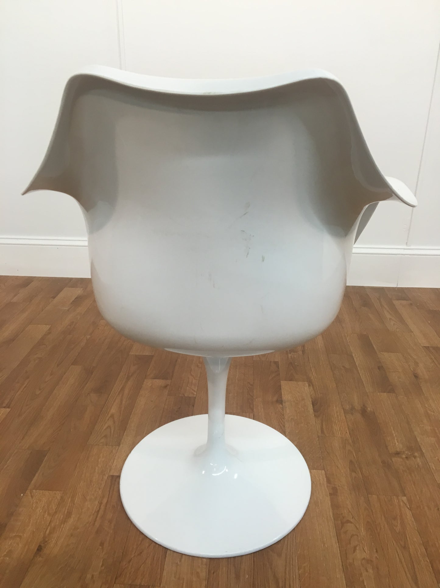 WHITE PLASTIC SWIVEL CHAIR WITH BLACK SEAT