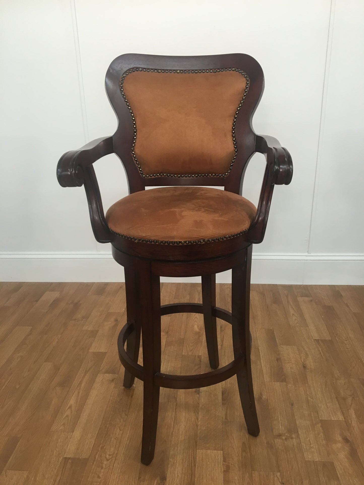 DARK WOOD RUST BAR STOOL WITH ARMS