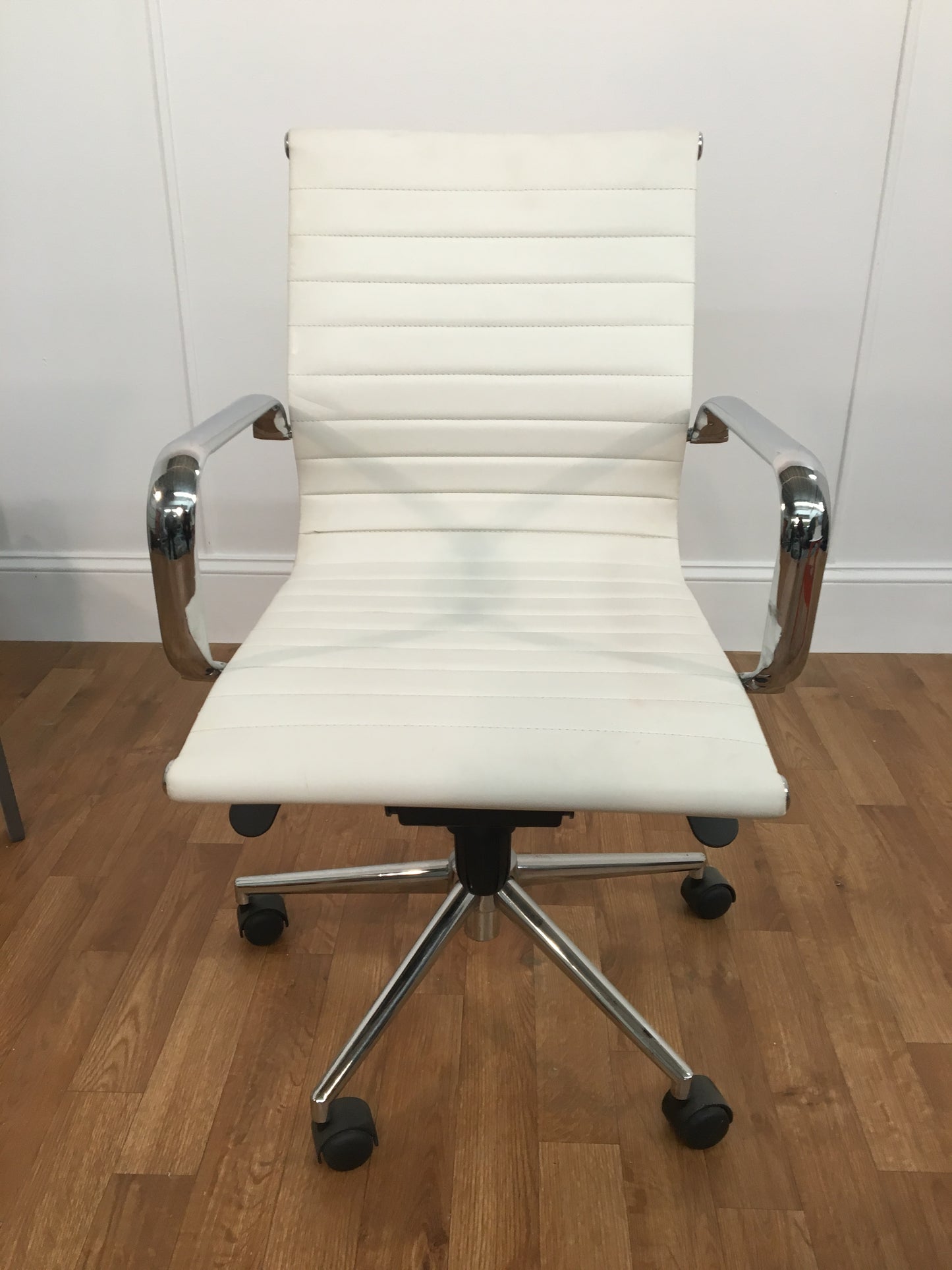 WHITE LEATHER SWIVEL CHAIR WITH CHROME ROLLER LEGS