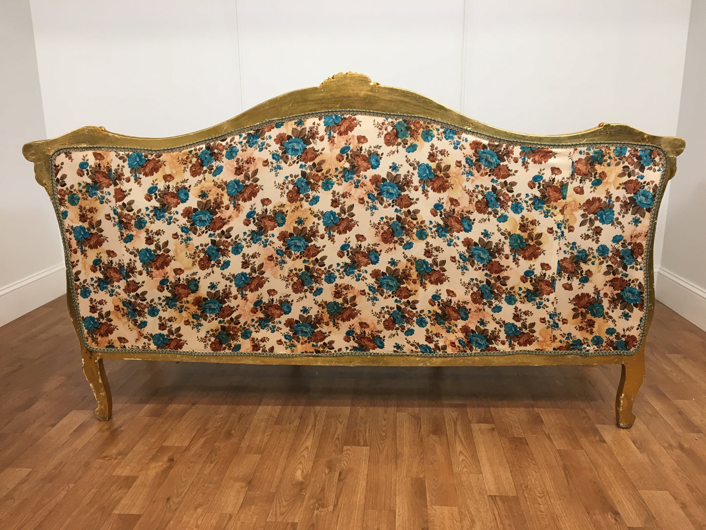 CLOTH FLORAL PATTERN COUCH