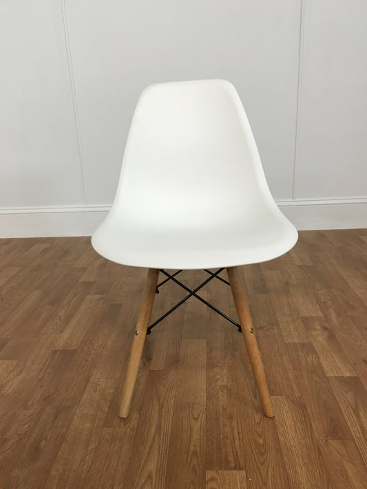 WHITE PLASTIC CHAIR, WOODEN LEGS