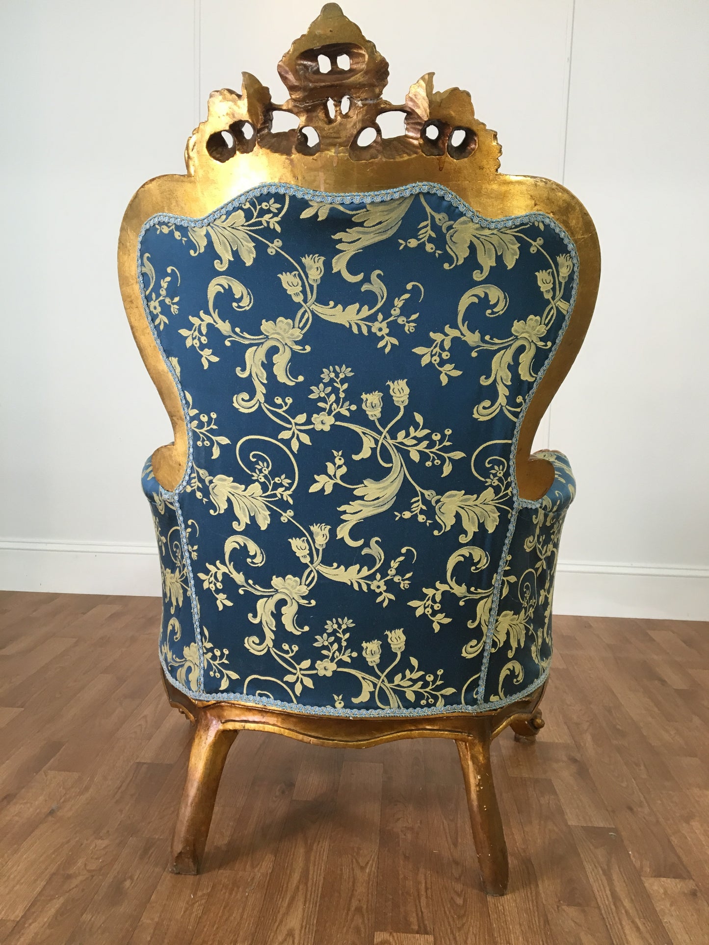 ORNATE VICTORIAN BLUE AND GOLD WINGBACK CHAIR